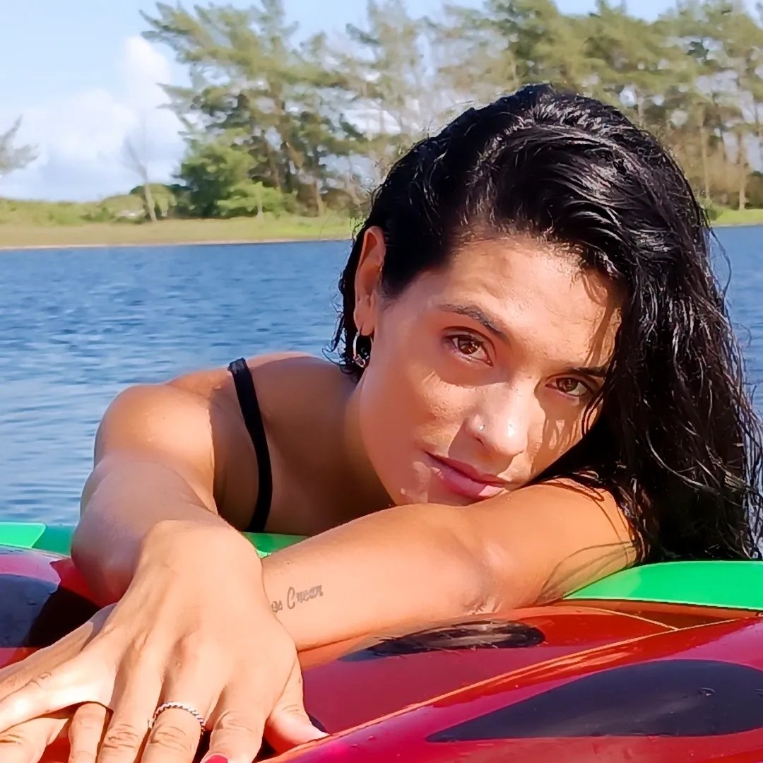 Hélice de un barco le quitó el brazo a una mujer que intentó salvar a un niño 1 Hélice de un barco le quitó el brazo a una mujer que intentó salvar a un niño Un grave accidente sufrió la fotógrafa Brenda Gisel González Dimanche, en Brasil, cuando intentó salvar a un menor de edad luego de que una ola del mar golpeara la embarcación en la que el niño iba junto a otras personas.