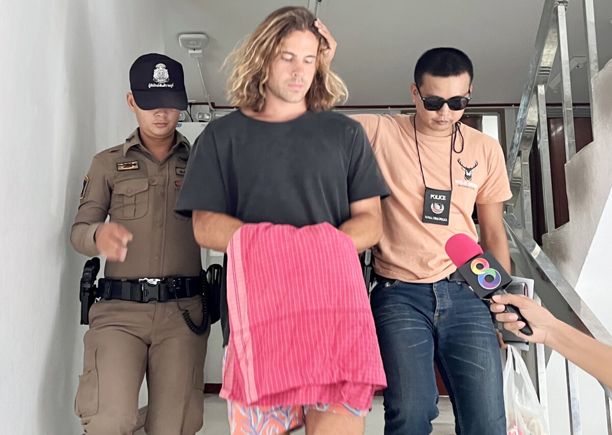 Hombre que descuartizó a médico colombiano se contradice en sus versiones Cinismo y descaro son dos calificativos que encajan en las recientes declaraciones que se conocieron de Daniel Sancho, el español de 29 años que este fin de semana confesó haber asesinado al cirujano colombiano Edwin Arrieta en una paradisiaca isla de Tailandia.