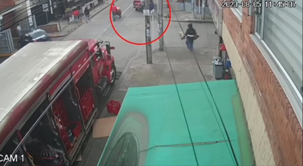 Hombre que encontró su bicicleta robada en internet, citó al ladrón y lo capturaron 1 Hombre que encontró su bicicleta robada en internet, citó al ladrón y lo capturaron El robo de bicicletas es una situación que se presenta a diario en la ciudad de Bogotá y los municipios cercanos y por lo general, luego de cometer el hurto, los bandidos optan por vender los 'caballitos de acero' por las redes sociales, tal y como lo hizo recientemente un bandido que hurtó una bici al norte de Bogotá.