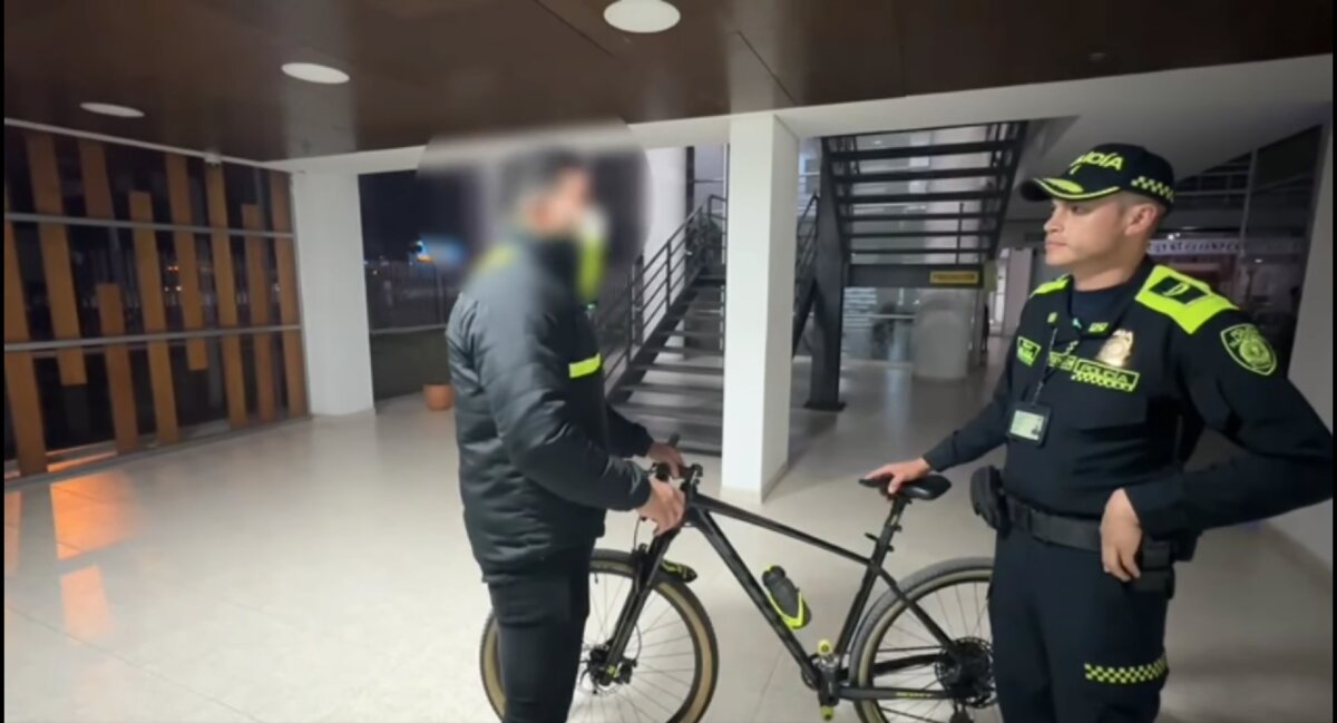 Hombre que encontró su bicicleta robada en internet, citó al ladrón y lo capturaron 2 Hombre que encontró su bicicleta robada en internet, citó al ladrón y lo capturaron El robo de bicicletas es una situación que se presenta a diario en la ciudad de Bogotá y los municipios cercanos y por lo general, luego de cometer el hurto, los bandidos optan por vender los 'caballitos de acero' por las redes sociales, tal y como lo hizo recientemente un bandido que hurtó una bici al norte de Bogotá.