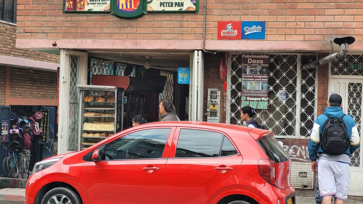 Homicidio en panadería de Ciudad Bolívar 1 Homicidio en panadería de Ciudad Bolívar Un desayuno familiar que se desarrollaba dentro de una panadería del sector de La Estancia (Ciudad Bolívar) terminó convertido en una espantosa escena del crimen, luego de que un hombre, que compartía mesa con su madre, fuera víctima de un despiadado ataque sicarial, el cual pasadas unas horas le produjo la muerte.