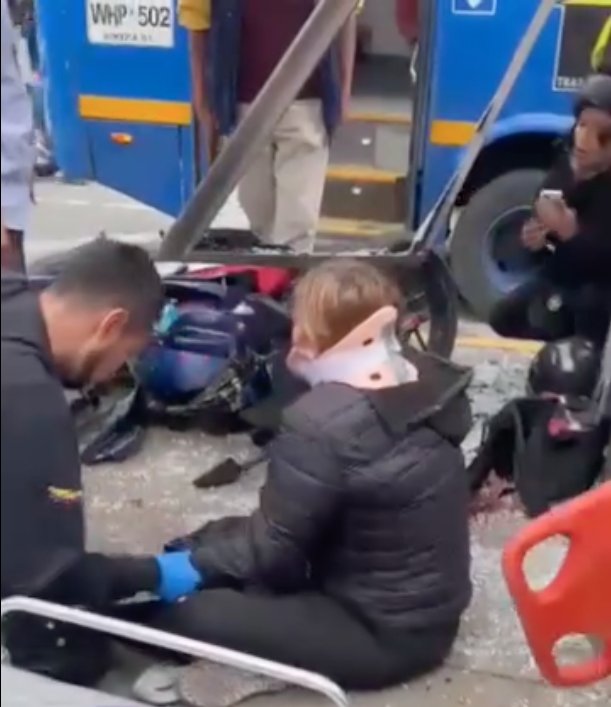 Impactante accidente de tránsito entre una motociclista y un bus en Engativá Durante la tarde de este viernes se presentó un impactante accidente de tránsito en la localidad de Engativá, a la altura de la Avenida Ciudad de Cali con Calle 75, sentido Norte-Sur, en el que una motociclista resultó gravemente herida.