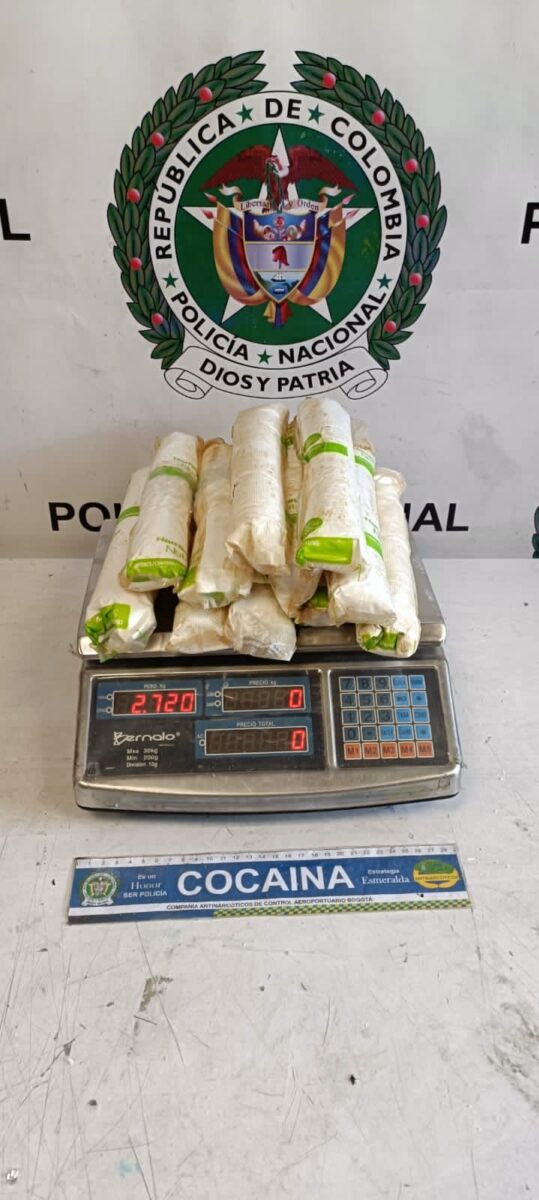 Incautan cocaína camuflada en figuras de la Virgen María en el aeropuerto El Dorado Operativos realizados la mañana de este martes en el aeropuerto internacional El Dorado dejaron la incautación de más de 10 kilos de cocaína camuflada en diferentes objetos.