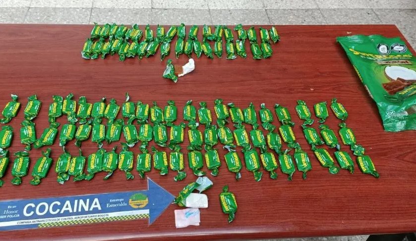 Incautan cocaína camuflada en figuras de la Virgen María en el aeropuerto El Dorado Operativos realizados la mañana de este martes en el aeropuerto internacional El Dorado dejaron la incautación de más de 10 kilos de cocaína camuflada en diferentes objetos.