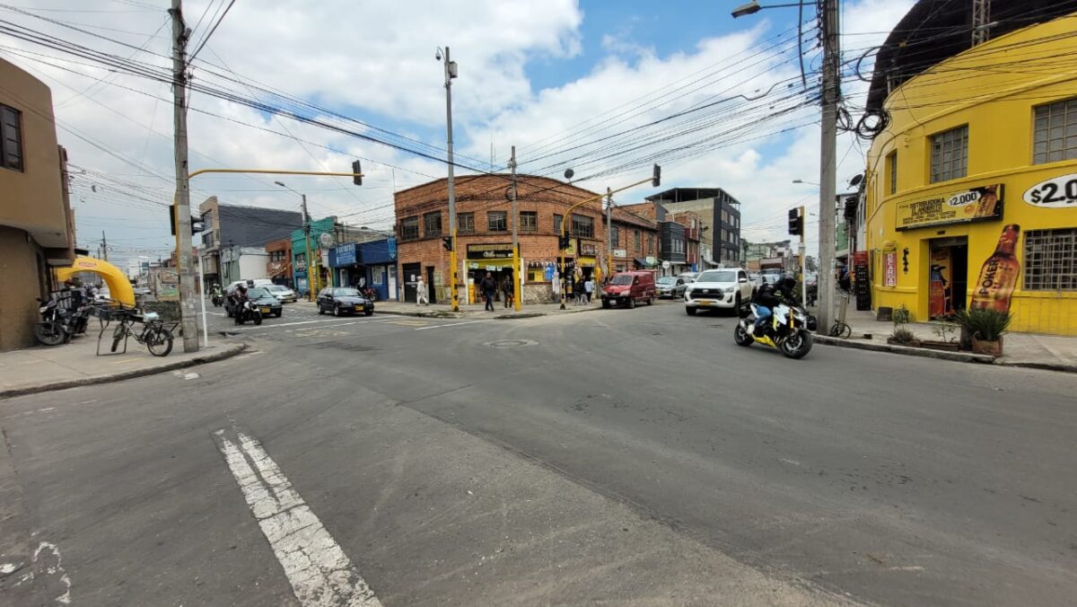 En Barrios Unidos: Intentó robar un carro y acabó muerto “Todo eso pasó bien tarde, póngale entre 1:30 y 2:00 de la mañana. Yo escuché como una gritería entre varias personas, como cuando hay una pelea y ahí sí, luego de eso, fue que escuché los tiros. Sonaron como dos, aunque pueden ser más, yo del susto ni me acuerdo la verdad. Lo cierto es que se escuchó una moto, un carro y a gente alegando. Cuando salí a ver, ya cuando me percaté que había llegado la Policía, fue que vi al señor ahí tirado.