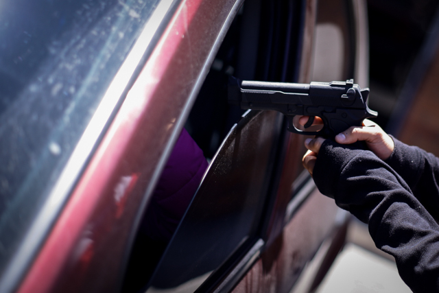En Barrios Unidos: Intentó robar un carro y acabó muerto “Todo eso pasó bien tarde, póngale entre 1:30 y 2:00 de la mañana. Yo escuché como una gritería entre varias personas, como cuando hay una pelea y ahí sí, luego de eso, fue que escuché los tiros. Sonaron como dos, aunque pueden ser más, yo del susto ni me acuerdo la verdad. Lo cierto es que se escuchó una moto, un carro y a gente alegando. Cuando salí a ver, ya cuando me percaté que había llegado la Policía, fue que vi al señor ahí tirado.