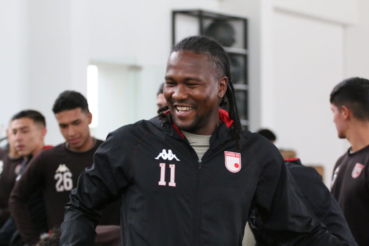 Jersson González: “Quiero dejar huella en Santa Fe”  Santa Fe vuelve a la competencia en la Liga. Esta noche (7:30 p. m.), en el estadio El Campín, el 'León' jugará el partido de la tercera fecha contra el Independiente Medellín. Un duelo importante para el Primer Campeón por dos razones: la primera, el equipo necesita ganarlo para sumar su segunda victoria en el torneo; y segundo, porque necesita reivindicarse con la hinchada, tras la derrota sufrida el pasado miércoles contra el Cali, por la ida de los octavos de final de la Copa. 