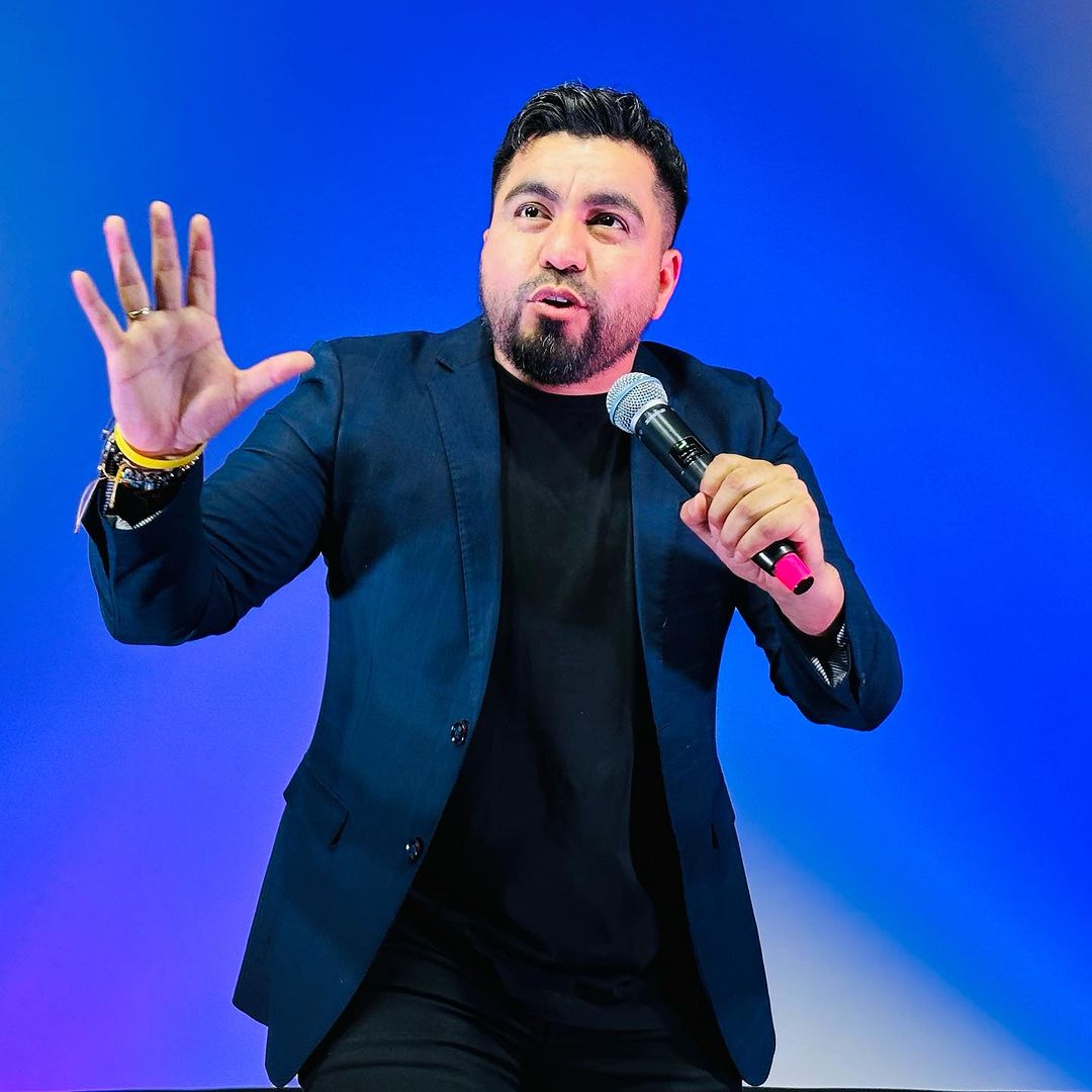 Jhovanoty le cantó la tabla a Amparo Grisales por comentarios a participantes de 'Yo Me Lamo' El humorista Jhovanoty le preguntó a Amparo Grisales sobre su actitud con algunos participantes de 'Yo Me Llamo' y esto respondió.