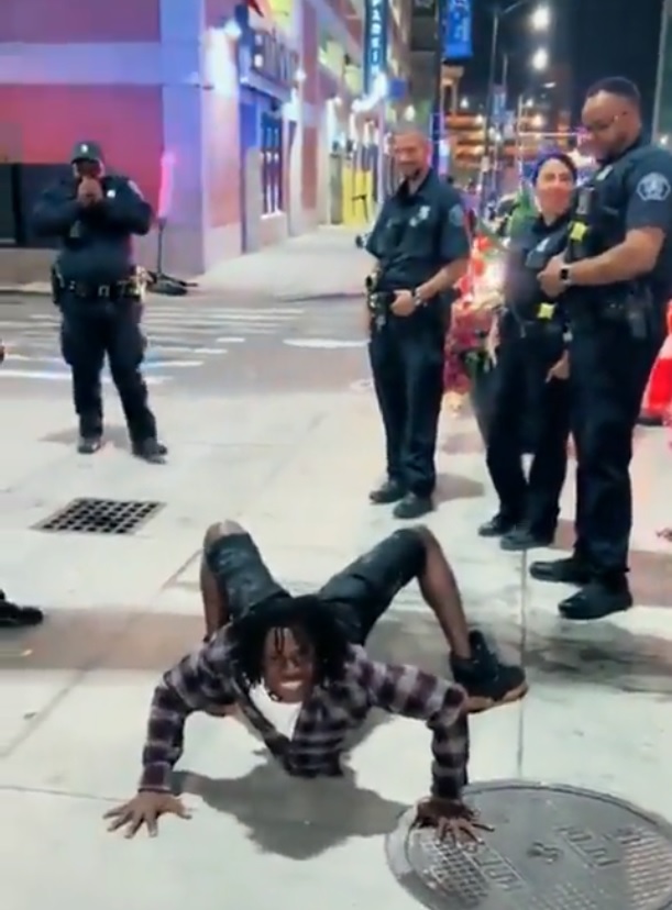 EN VIDEO: Joven se salvó de una requisa hacer movimientos de "exorcismo" 1 EN VIDEO: Joven se salvó de una requisa hacer movimientos de "exorcismo" Así fue como un joven estadounidense se salvó de que unos policías le hicieran una requisa.