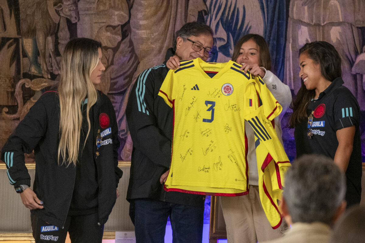 Jugadoras de la Selección Colombia fueron condecoradas con la Orden de Boyacá 1 Jugadoras de la Selección Colombia fueron condecoradas con la Orden de Boyacá El presidente, Gustavo Petro, recibió este miércoles en Casa de Nariño a las jugadoras de la Selección Femenina de fútbol colombiano, quienes llegaron a cuartos de final del Mundial de la categoría en Australia.