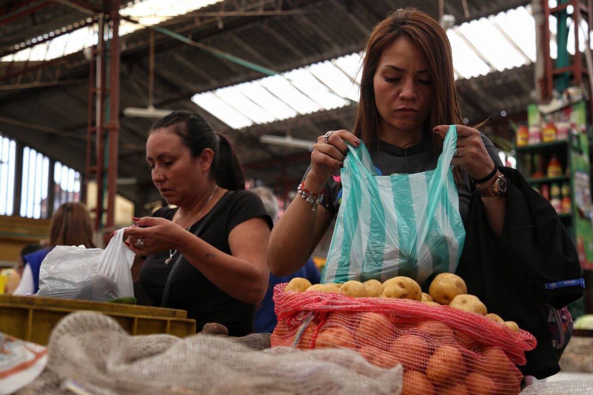 La crisis en el llano ya llegó a Corabastos Desabastecimiento, ese es el principal miedo que hay en la Central de Abastos de Bogotá y de otras regiones del país por cuenta de los problemas en la infraestructura vial de dos de los tramos que conectan al Meta, Arauca y Casanare con el centro del país.