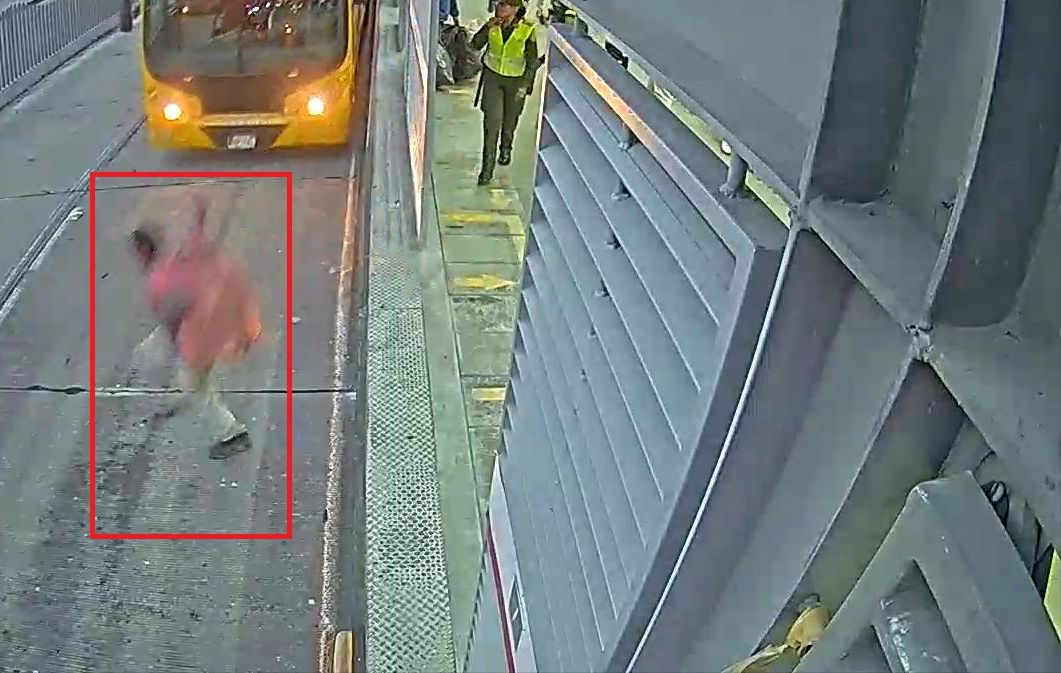 La heroica hazaña de una patrullera por intentar detener a un ladrón en TransMilenio 1 La heroica hazaña de una patrullera por intentar detener a un ladrón en TransMilenio Una patrullera de la policía arriesgó su vida por detener a un ladrón que le había hurtado el bolso a una usuaria en la estación de TransMilenio Universidades.