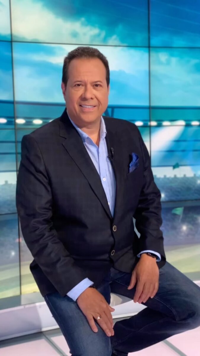 Las 'Superpoderosas' dejaron sin voz al relator Javier Hernández en plena transmisión 1 Las 'Superpoderosas' dejaron sin voz al relator Javier Hernández en plena transmisión El narrador del canal RCN, Javier Hernández Franco, tuvo que ser reemplazado antes del inicio del partido entre la Selección Colombia Femenina y Jamaica por el Mundial de Australia y Nueva Zelanda.