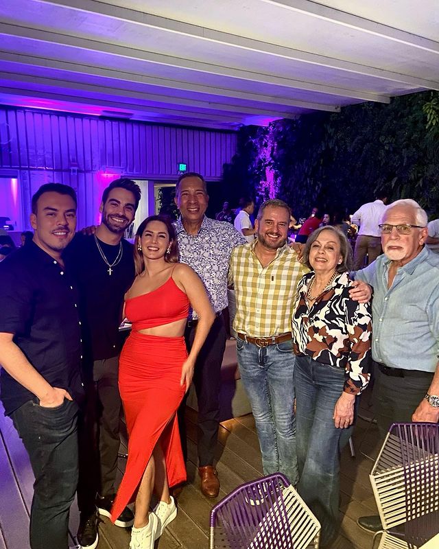 Las fotos por las que dicen que Carmen Villalobos podría estar embarazada La actriz y presentadora Carmen Villalobos está dichosa disfrutando de las mieles del amor y así lo deja ver cada que puede en redes sociales. 