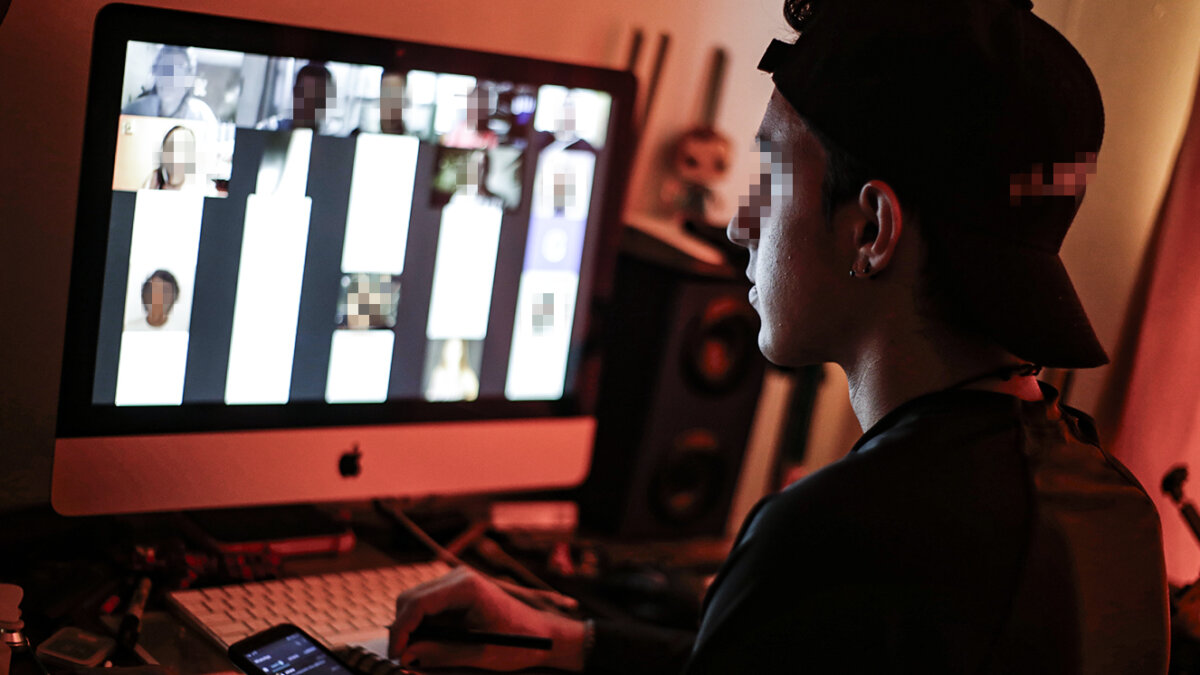Los papás no saben qué riesgos corren sus hijos en las redes sociales A la par del impulso por el acceso a internet y computación para poner a Colombia a la vanguardia, el Ministerio de las Tecnologías de la Información y la Comunicación (TIC) promueve una lucha en contra de los ciberdelitos. Este fin de semana Q’HUBO conversó con el ministro de esa cartera, Mauricio Lizcano, en el marco del lanzamiento del programa ‘1, 2, 3 x TIC’ que promueve una ciudadanía digital responsable y segura.