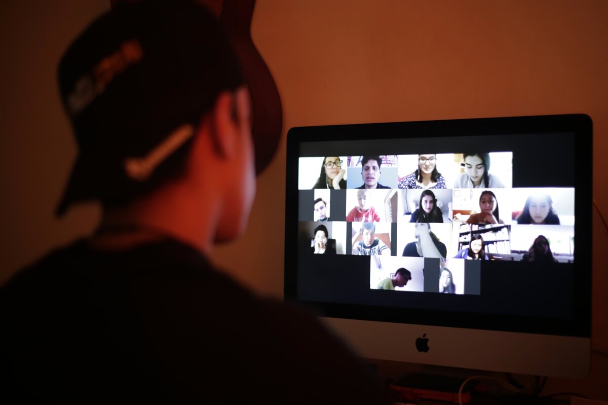 Los papás no saben qué riesgos corren sus hijos en las redes sociales 2 Los papás no saben qué riesgos corren sus hijos en las redes sociales A la par del impulso por el acceso a internet y computación para poner a Colombia a la vanguardia, el Ministerio de las Tecnologías de la Información y la Comunicación (TIC) promueve una lucha en contra de los ciberdelitos. Este fin de semana Q’HUBO conversó con el ministro de esa cartera, Mauricio Lizcano, en el marco del lanzamiento del programa ‘1, 2, 3 x TIC’ que promueve una ciudadanía digital responsable y segura.