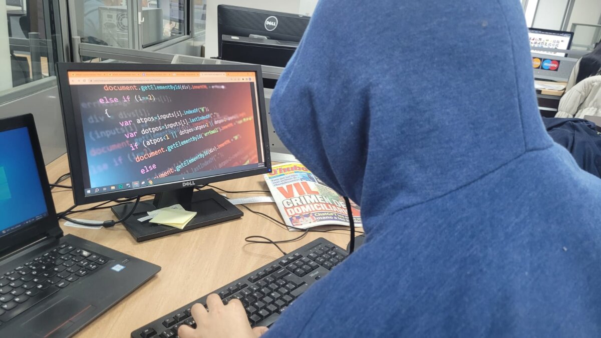 Los papás no saben qué riesgos corren sus hijos en las redes sociales 1 Los papás no saben qué riesgos corren sus hijos en las redes sociales A la par del impulso por el acceso a internet y computación para poner a Colombia a la vanguardia, el Ministerio de las Tecnologías de la Información y la Comunicación (TIC) promueve una lucha en contra de los ciberdelitos. Este fin de semana Q’HUBO conversó con el ministro de esa cartera, Mauricio Lizcano, en el marco del lanzamiento del programa ‘1, 2, 3 x TIC’ que promueve una ciudadanía digital responsable y segura.