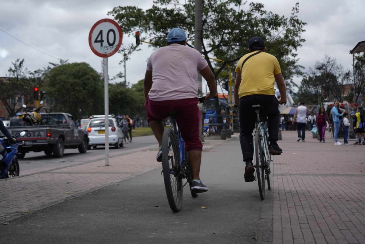 Los peligros de pedalear en Bogotá 1 Los peligros de pedalear en Bogotá Estos son algunos de los riesgos que significa andar en bicicleta en Bogotá.