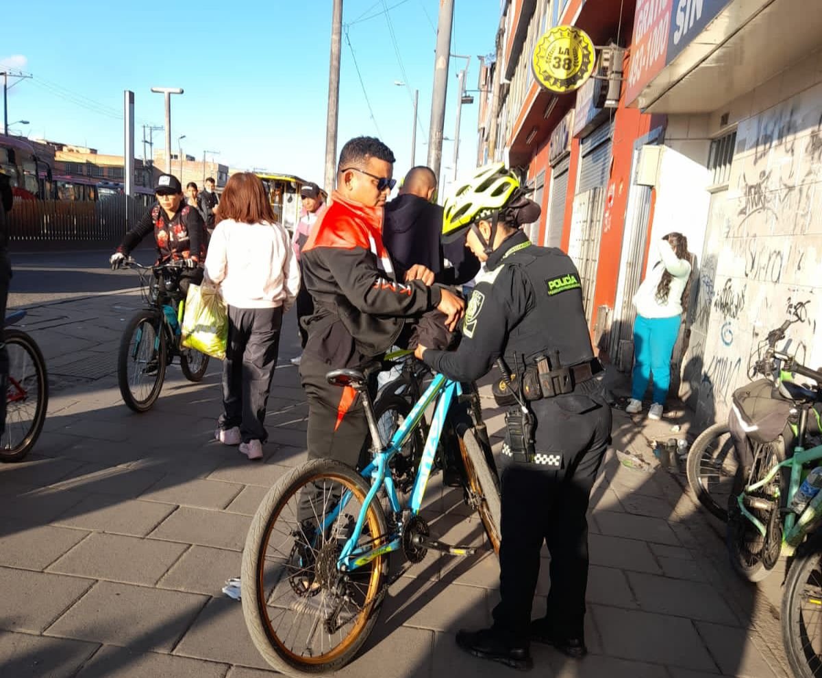 Los peligros de pedalear en Bogotá 2 Los peligros de pedalear en Bogotá Estos son algunos de los riesgos que significa andar en bicicleta en Bogotá.