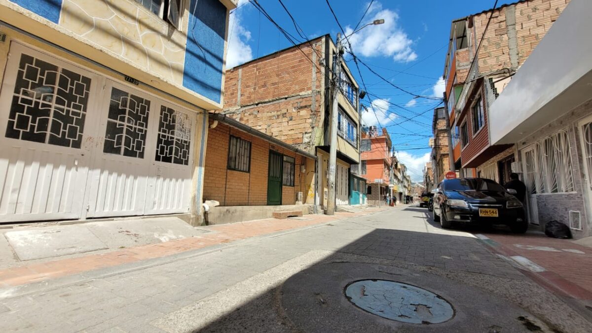 Luto en Bosa por crimen de William La madrugada de ayer, a menos de media cuadra de su casa, un hombre de unos 45 años, residente del barrio El Palmar (en la localidad de Bosa) fue víctima de un mortal ataque con arma blanca que lo dejó gravemente herido en vía pública.