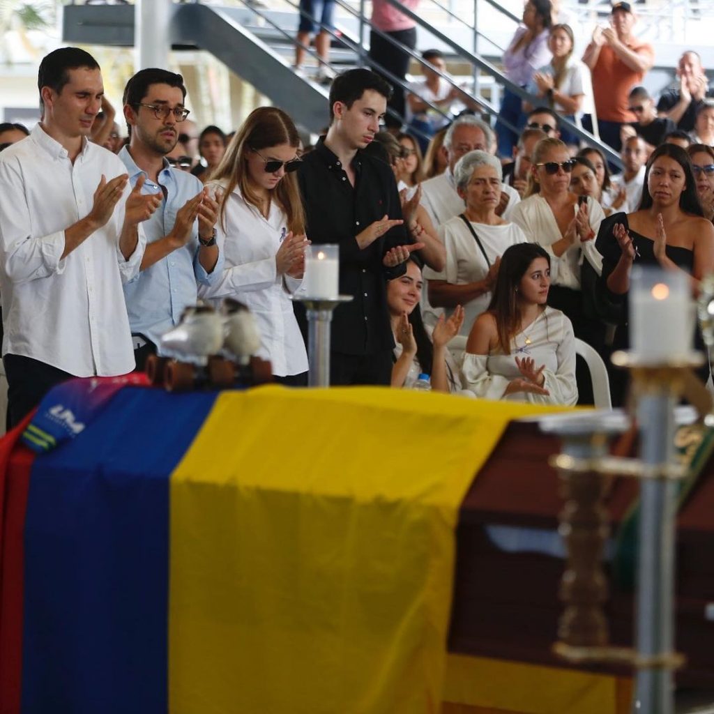 Así fue el último adiós de la patinadora Luz Mery Tristán Así fue como despidieron a la patinadora Luz Mery Tristán. Familiares y alumnas de patinaje llegaron hasta su escuela donde se realizó el sepelio.