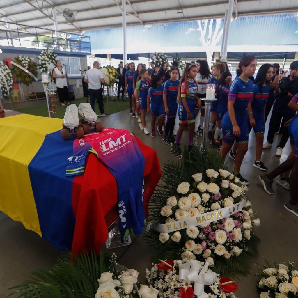 Así fue el último adiós de la patinadora Luz Mery Tristán Así fue como despidieron a la patinadora Luz Mery Tristán. Familiares y alumnas de patinaje llegaron hasta su escuela donde se realizó el sepelio.
