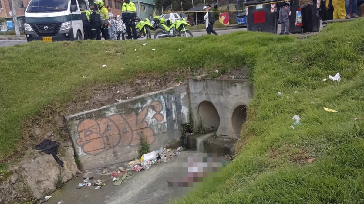Macabro: Encontraron un cuerpo en el río Tunjuelo 6 Macabro: Encontraron un cuerpo en el río Tunjuelo Sucedió pasado el mediodía de ayer, cerca de la 1:30 de la tarde. Vecinos del sector de Potosí (en Ciudad Bolívar) evidenciaron que en las aguas de un caño por donde pasa el río Tunjuelo había algo extraño. Cuando se acercaron lo evidente saltó a la vista y quedaron helados: se trataba del cadáver de un hombre que se encontraba en avanzado estado de descomposición. Las primeras versiones indicaban que el cuerpo presentaba signos de tortura, sin embargo, las autoridades no han confirmado dicha versión.