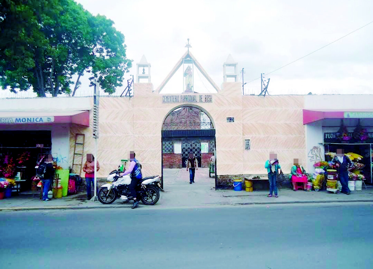 Madre de víctima de falsos positivos en Soacha, visitó a su hijo en la tumba y no lo encontró 2 Madre de víctima de falsos positivos en Soacha, visitó a su hijo en la tumba y no lo encontró Indignación, eso es lo que siente en este momento Gloria Plazas, la mamá de Daniel Alexánder Martínez, uno de los 19 jóvenes que resultó víctima de ejecuciones extrajudiciales -o falsos positivos- ocurridas en febrero de 2008, cuando fueron hallados los restos sin vida del joven en una fosa común del cementerio de Ocaña, en Norte de Santander, y quien este viernes 28 de julio se dio cuenta que en la bóveda número 17 del cementerio parroquial de Bosa, donde reposaban los restos de su hijo, ya no se encuentra el féretro ni el cuerpo de Daniel.