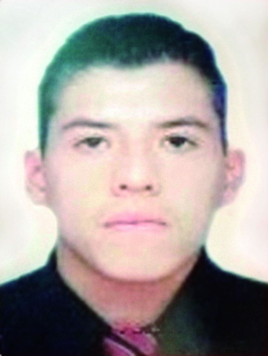 Madre de víctima de falsos positivos en Soacha, visitó a su hijo en la tumba y no lo encontró 1 Madre de víctima de falsos positivos en Soacha, visitó a su hijo en la tumba y no lo encontró Indignación, eso es lo que siente en este momento Gloria Plazas, la mamá de Daniel Alexánder Martínez, uno de los 19 jóvenes que resultó víctima de ejecuciones extrajudiciales -o falsos positivos- ocurridas en febrero de 2008, cuando fueron hallados los restos sin vida del joven en una fosa común del cementerio de Ocaña, en Norte de Santander, y quien este viernes 28 de julio se dio cuenta que en la bóveda número 17 del cementerio parroquial de Bosa, donde reposaban los restos de su hijo, ya no se encuentra el féretro ni el cuerpo de Daniel.