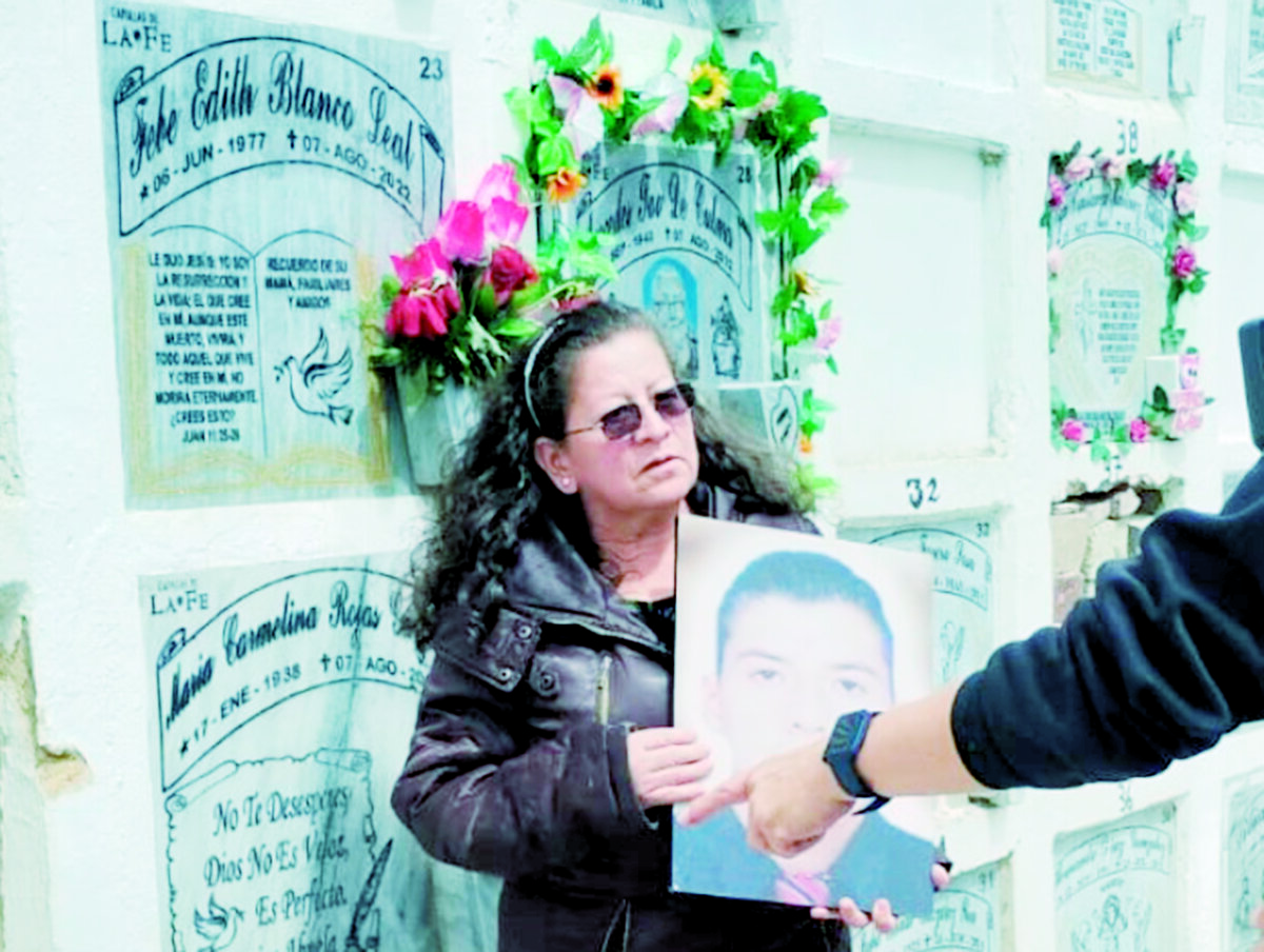 Madre de víctima de falsos positivos en Soacha, visitó a su hijo en la tumba y no lo encontró 3 Madre de víctima de falsos positivos en Soacha, visitó a su hijo en la tumba y no lo encontró Indignación, eso es lo que siente en este momento Gloria Plazas, la mamá de Daniel Alexánder Martínez, uno de los 19 jóvenes que resultó víctima de ejecuciones extrajudiciales -o falsos positivos- ocurridas en febrero de 2008, cuando fueron hallados los restos sin vida del joven en una fosa común del cementerio de Ocaña, en Norte de Santander, y quien este viernes 28 de julio se dio cuenta que en la bóveda número 17 del cementerio parroquial de Bosa, donde reposaban los restos de su hijo, ya no se encuentra el féretro ni el cuerpo de Daniel.
