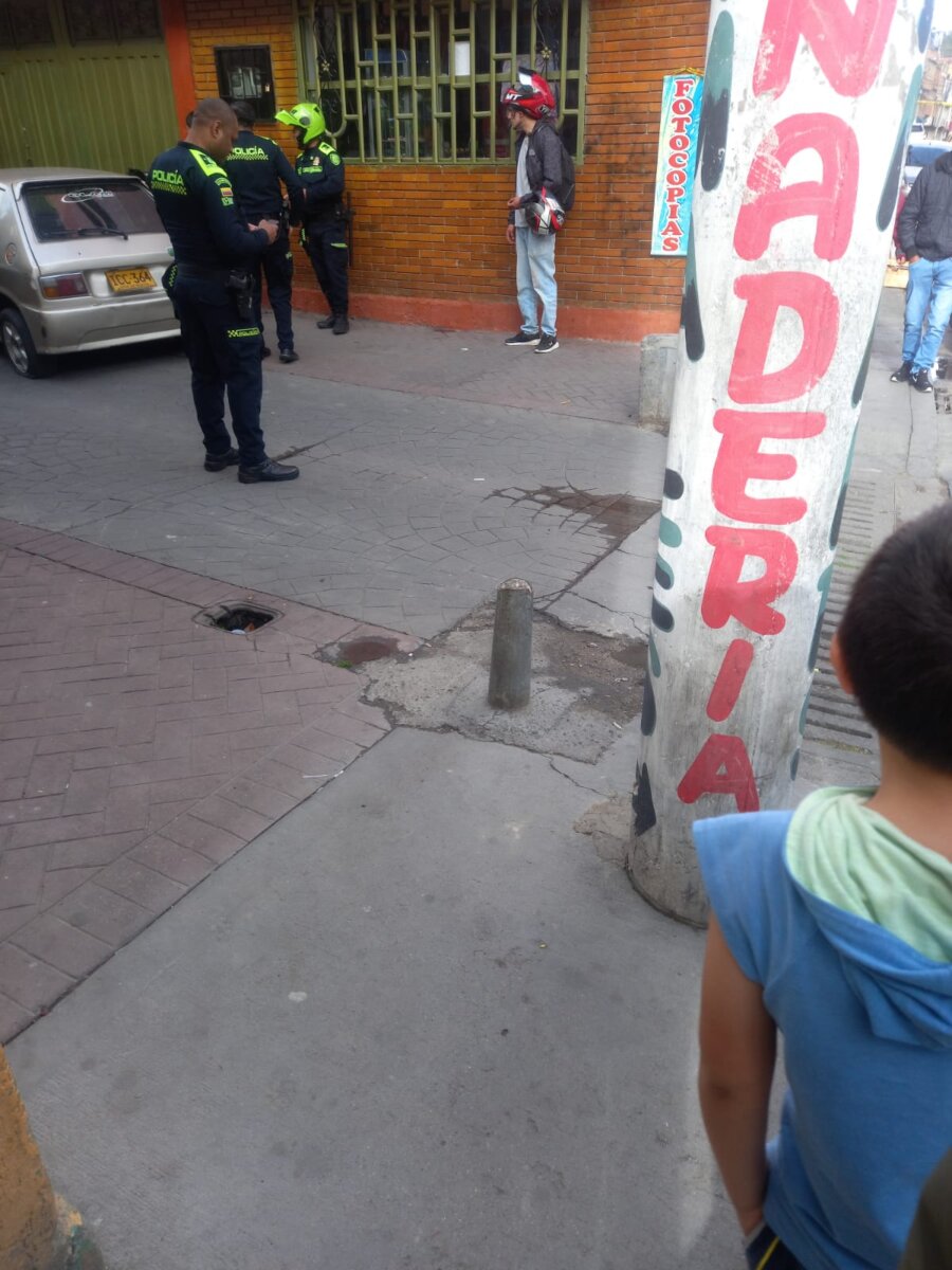 Menor de 17 años fue asesinado en Suba: iba con sus amigos en un carro por El Rincón Un menor de 17 años que iba en la parte de atrás de un carro por el barrio El Rincón, en Suba, fue asesinado con arma de fuego. El violento hecho quedó registrado en video: