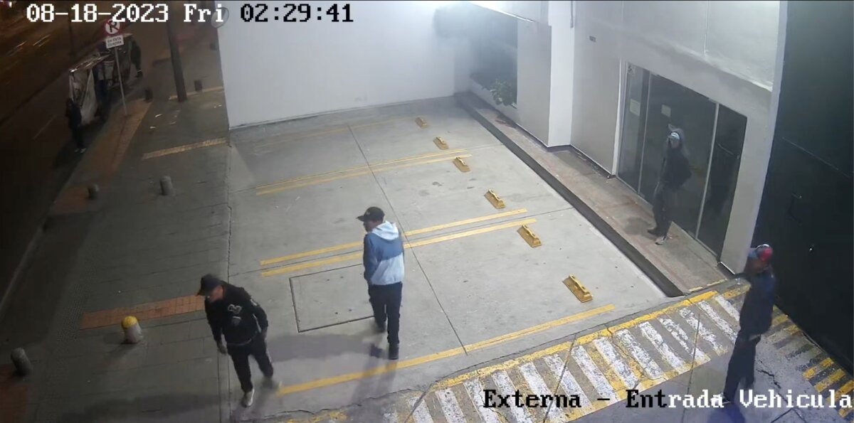 EN VIDEO: Millonario robo a empresa de logística en el barrio Ricaurte 1 EN VIDEO: Millonario robo a empresa de logística en el barrio Ricaurte La reconocida empresa de logística Inter Rapidísimo fue victima de un robo en el barrio Ricaurte. La suma asciende a más de $50 millones.