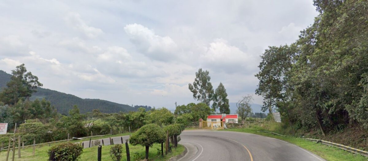 Este fue Alexander, el hombre que hallaron muerto en una finca de Cundinamarca Las autoridades aún se encuentran investigando las circunstancias en las cuales un hombre identificado como Alexander Sarria Jiménez perdió la vida, luego de ser hallado con una herida ocasionada por disparo en una finca ubicada por la vía Zipaquirá-Ubaté, en Cundinamarca.