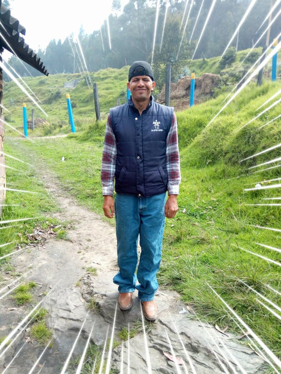 Este fue Alexander, el hombre que hallaron muerto en una finca de Cundinamarca Las autoridades aún se encuentran investigando las circunstancias en las cuales un hombre identificado como Alexander Sarria Jiménez perdió la vida, luego de ser hallado con una herida ocasionada por disparo en una finca ubicada por la vía Zipaquirá-Ubaté, en Cundinamarca.
