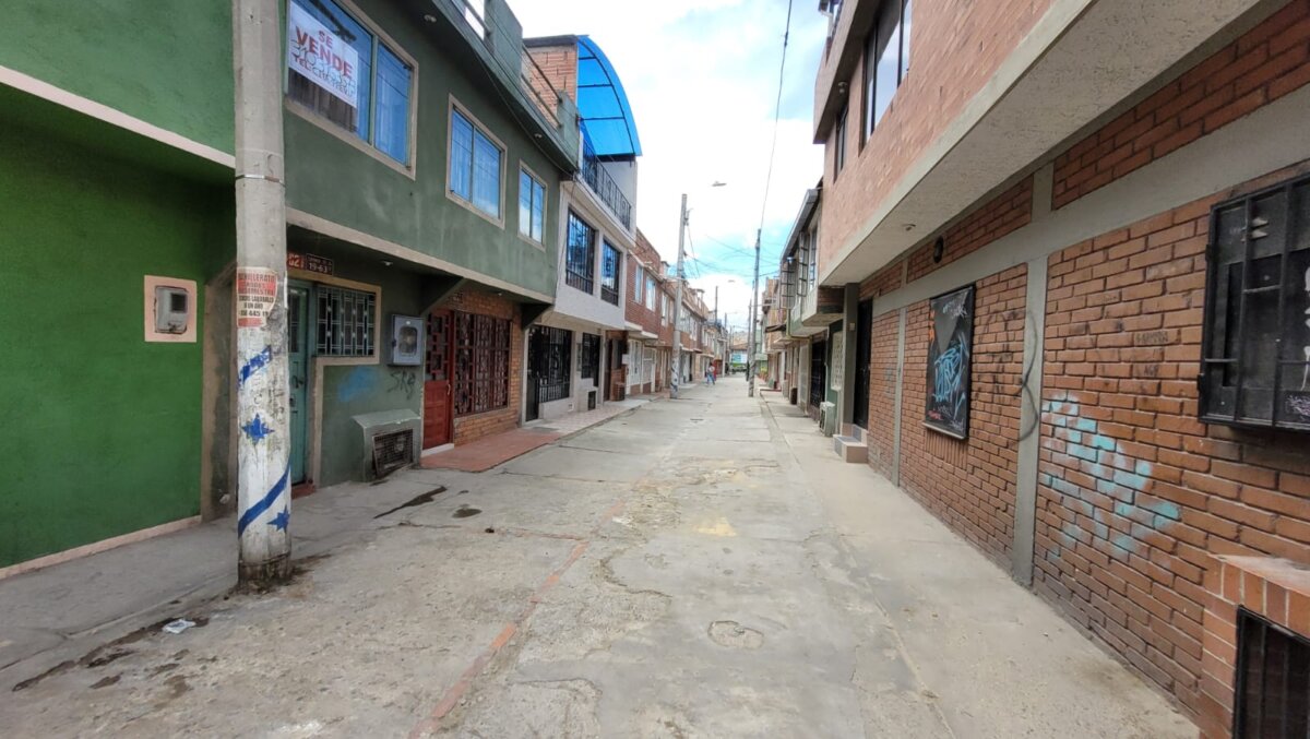 Misterioso homicidio de un joven en Soacha La noche de este viernes, a 20 minutos de las 10 de la noche, un ciudadano llegó a la estación de Policía del sector de Compartir, en Soacha. El hombre lucía preocupado y estaba en evidente estado de agitación. Cuando el personal de la estación lo atendió, el hombre les contó que en un callejón cuadras abajo un hombre joven yacía malherido, al parecer, por heridas de arma blanca y que necesitaba de atención médica urgente.