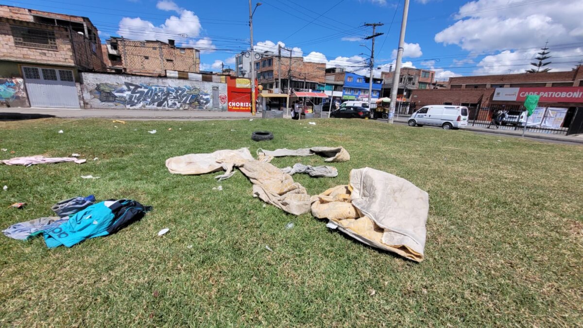 Kennedy: hallado sin vida al amanecer en Patio Bonito 1 Kennedy: hallado sin vida al amanecer en Patio Bonito Consternados, así amanecieron los habitantes en Patio Bonito, Kennedy, tras confirmarse el hallazgo de un cuerpo sin vida en un parque del sector.