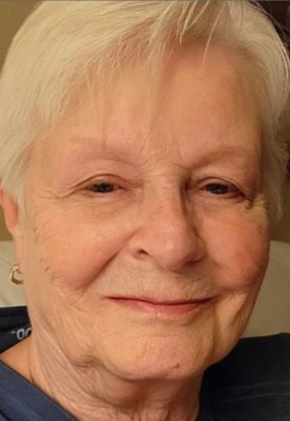 Mujer mató a su mamá porque le cobró el arriendo 1 Mujer mató a su mamá porque le cobró el arriendo Un impactante crimen consternó a los habitantes de Minnesota, Estados Unidos, pues una mujer de 78 años fue asesinada por su propia hija, quien la empujó por unas escaleras solo porque le cobró el dinero del arriendo de la casa en la que vivía.