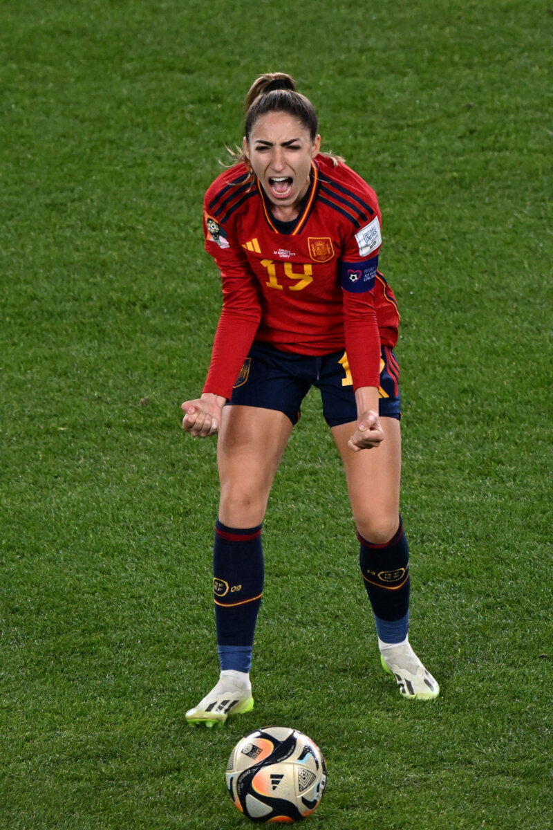 Murió el padre de la jugadora española que marcó el gol del título en la final del Mundial 1 Murió el padre de la jugadora española que marcó el gol del título en la final del Mundial La alegría de la jugadora de la selección española Olga Carmona, autora del gol que dio el título mundial a su país este domingo, se ha visto empañada por la muerte de su padre este mismo día.
