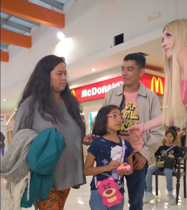 "Mi papá secreto": niña expone infidelidad de su mamá en redes sociales Una niña dejó al descubierto la infidelidad de su mamá por cerca de 20 mil pesos, y todo quedó captado en video.
