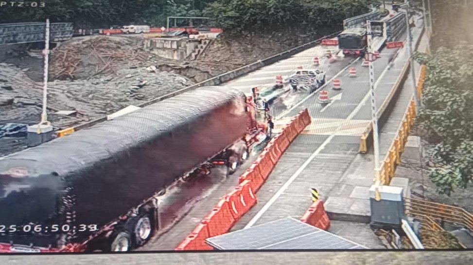 No cobrarán peajes a los vehículos de carga en la Vía al Llano Desde la Secretaría Distrital de Movilidad se confirmó que la Vía al Llano continuará cerrada debido a las malas condiciones del clima que han provocado graves deslizamientos de tierra en algunos tramos de la ruta que conduce de Bogotá a Villavicencio.