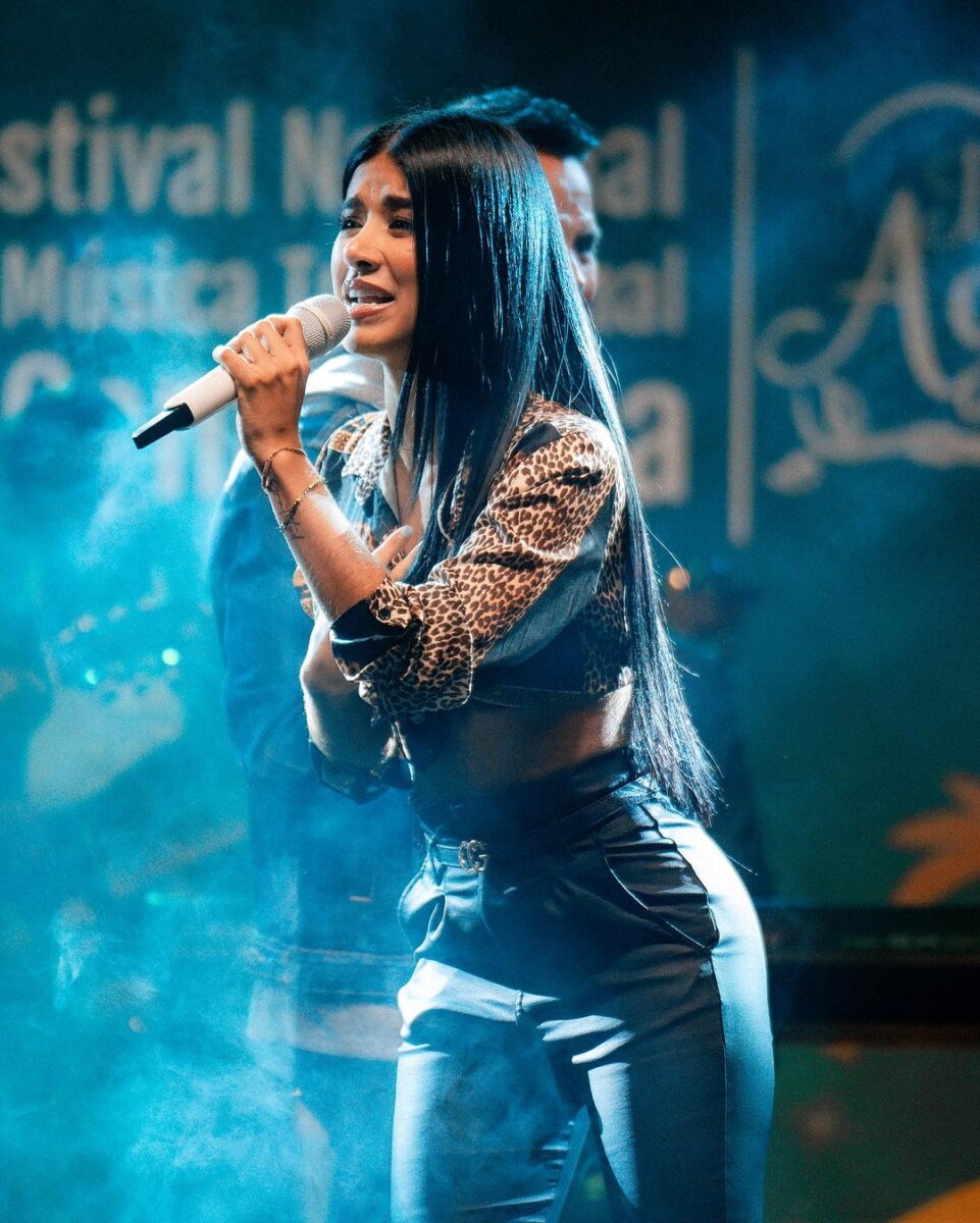 Novia de Jhonny Rivera confesó que su primer beso fue con el cantante 1 Novia de Jhonny Rivera confesó que su primer beso fue con el cantante Jenny López, novia de Jhonny Rivera, confesó que su primer beso fue con el cantante.