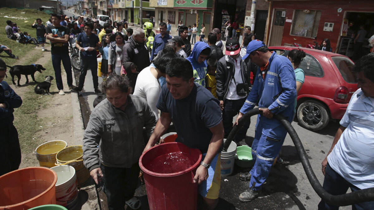 Ojo a los cortes de agua programados para mañana Debido a obras de reparación y mantenimiento de las redes de distribución de agua en algunos sectores de la ciudad y para garantizar el suministro continuo a toda la ciudadanía, la Empresa de Acueducto y Alcantarillado de Bogotá (EEAB), suspenderá temporalmente el servicio en diferentes puntos.