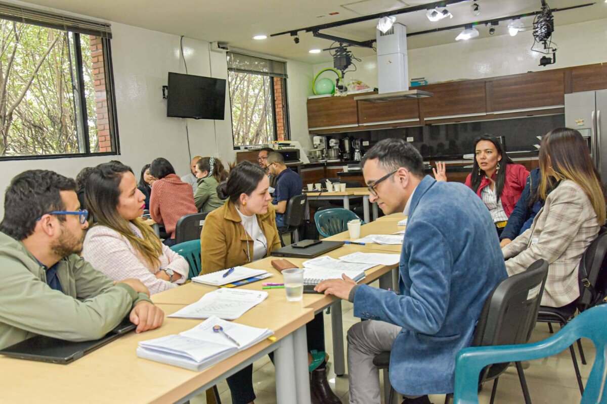 Así podrá reclamar el bono pensional que entrega el Icbf 1 Así podrá reclamar el bono pensional que entrega el Icbf Buenas noticias para los extrabajadores de jardines infantiles y comedores comunitarios adscritos al Instituto Colombiano de Bienestar Familiar (Icbf), y que ya hayan superado la edad de pensión, pues esta entidad abrió una convocatoria para el pago de su bono pensional.