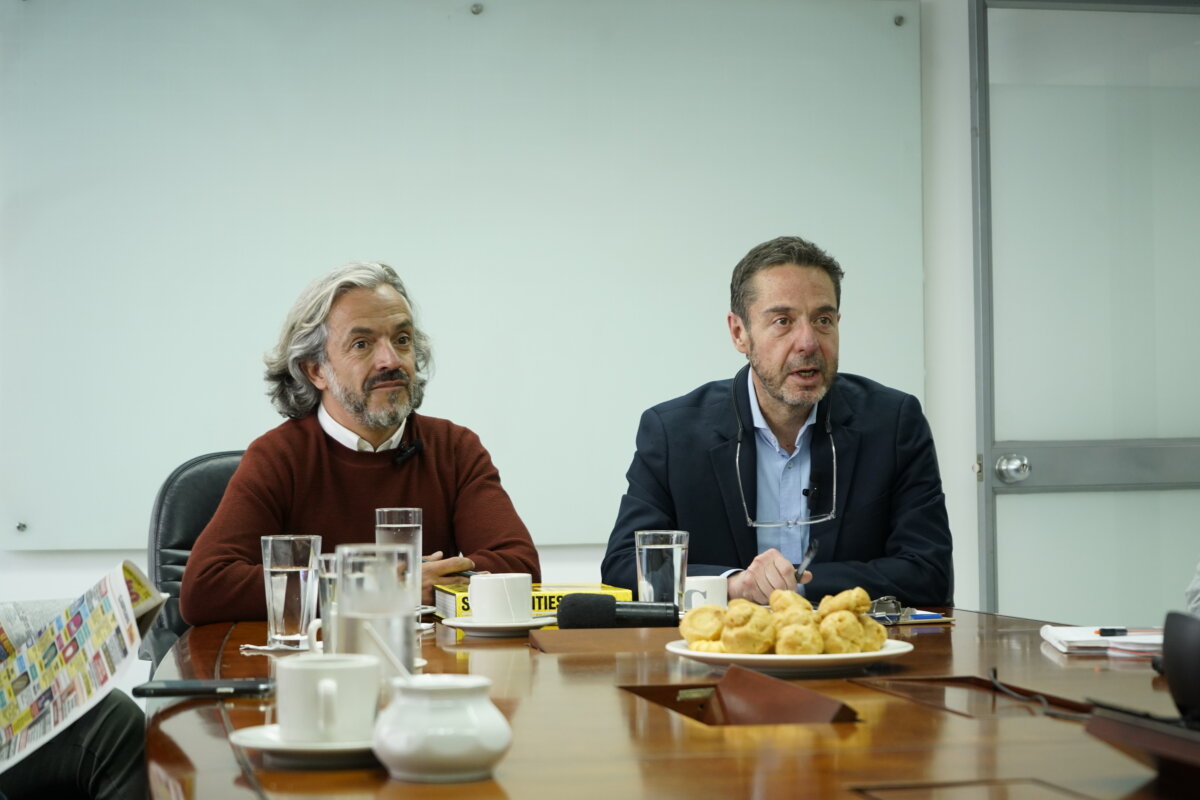 Oviedo les tiene el cálculo a los problemas de Bogotá 2 Oviedo les tiene el cálculo a los problemas de Bogotá Si hay algo que tenía muy claro Juan Daniel Oviedo es que no iba a dejar pasar su cuartico de hora, por eso tras salir de la dirección general del Dane no dudó en mostrar su interés por la Alcaldía Mayor de Bogotá.