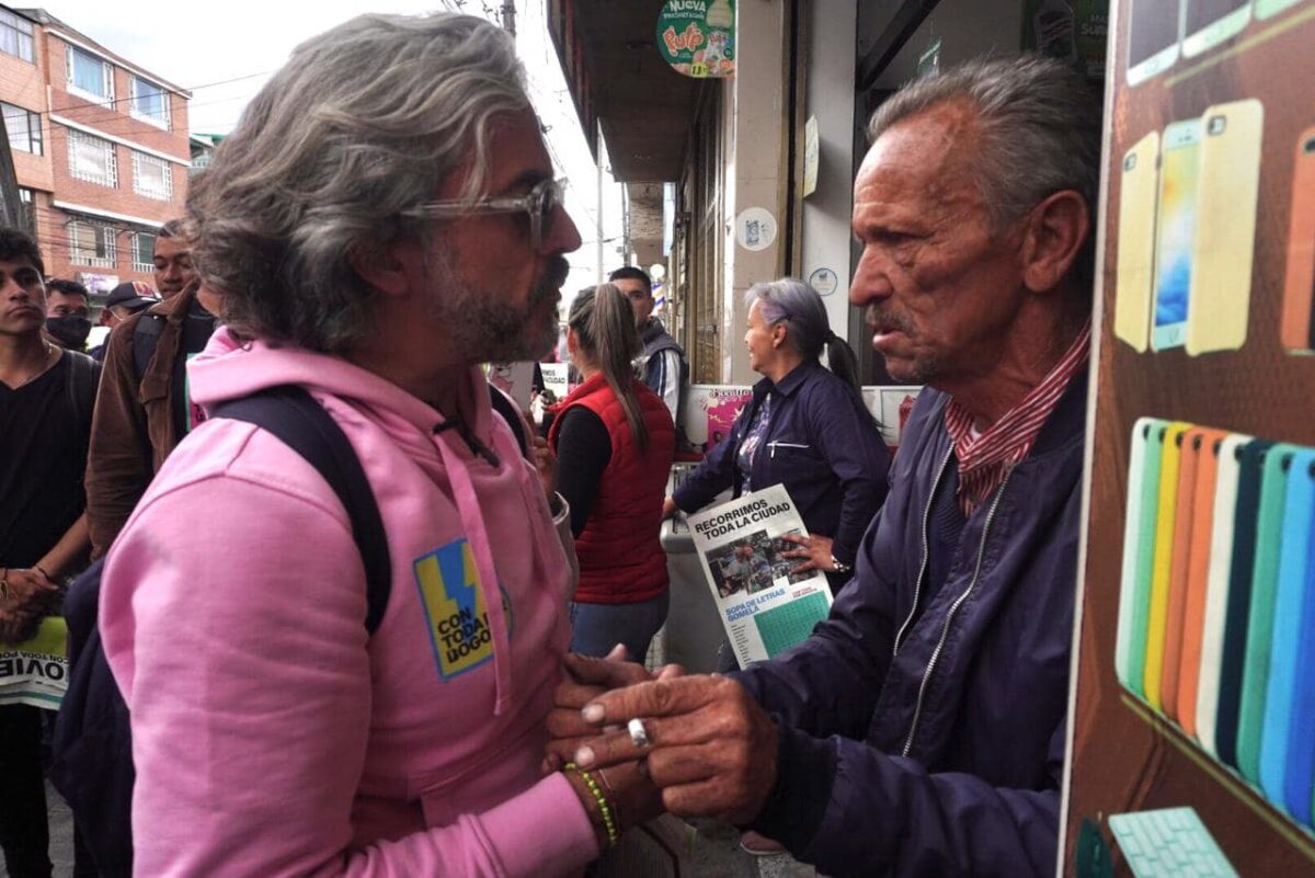 Oviedo les tiene el cálculo a los problemas de Bogotá 1 Oviedo les tiene el cálculo a los problemas de Bogotá Si hay algo que tenía muy claro Juan Daniel Oviedo es que no iba a dejar pasar su cuartico de hora, por eso tras salir de la dirección general del Dane no dudó en mostrar su interés por la Alcaldía Mayor de Bogotá.