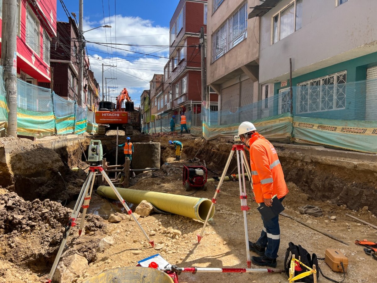 Pille los cortes de agua programados para mañana Debido a obras de reparación y mantenimiento de las redes de distribución de agua en algunos sectores de la ciudad y para garantizar el suministro continuo a toda la ciudadanía, la Empresa de Acueducto y Alcantarillado de Bogotá (EEAB), suspenderá temporalmente el servicio en diferentes puntos.