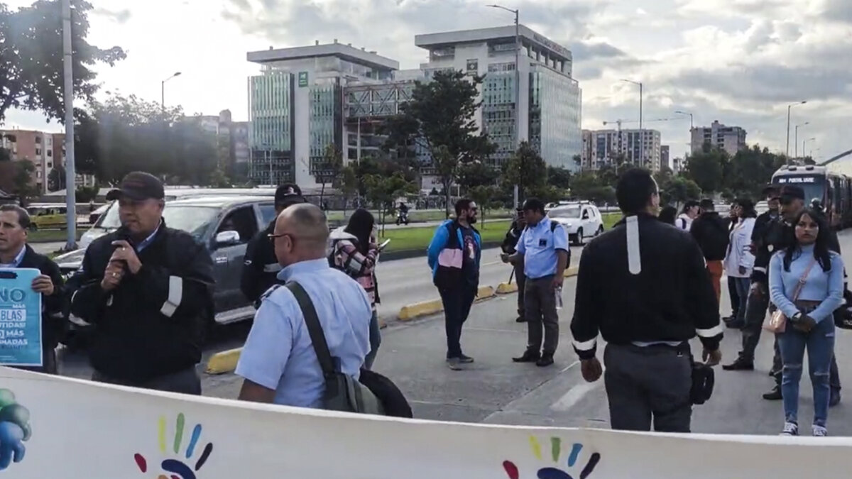 A esta hora se registra un plantón en la Av. El Dorado que complica la movilidad en la zona A esta hora, los trabajadores del Sistema Integrado de Transporte Público se encuentran manifestando en la Av. El Dorado con el fin de exigir garantías laborales.