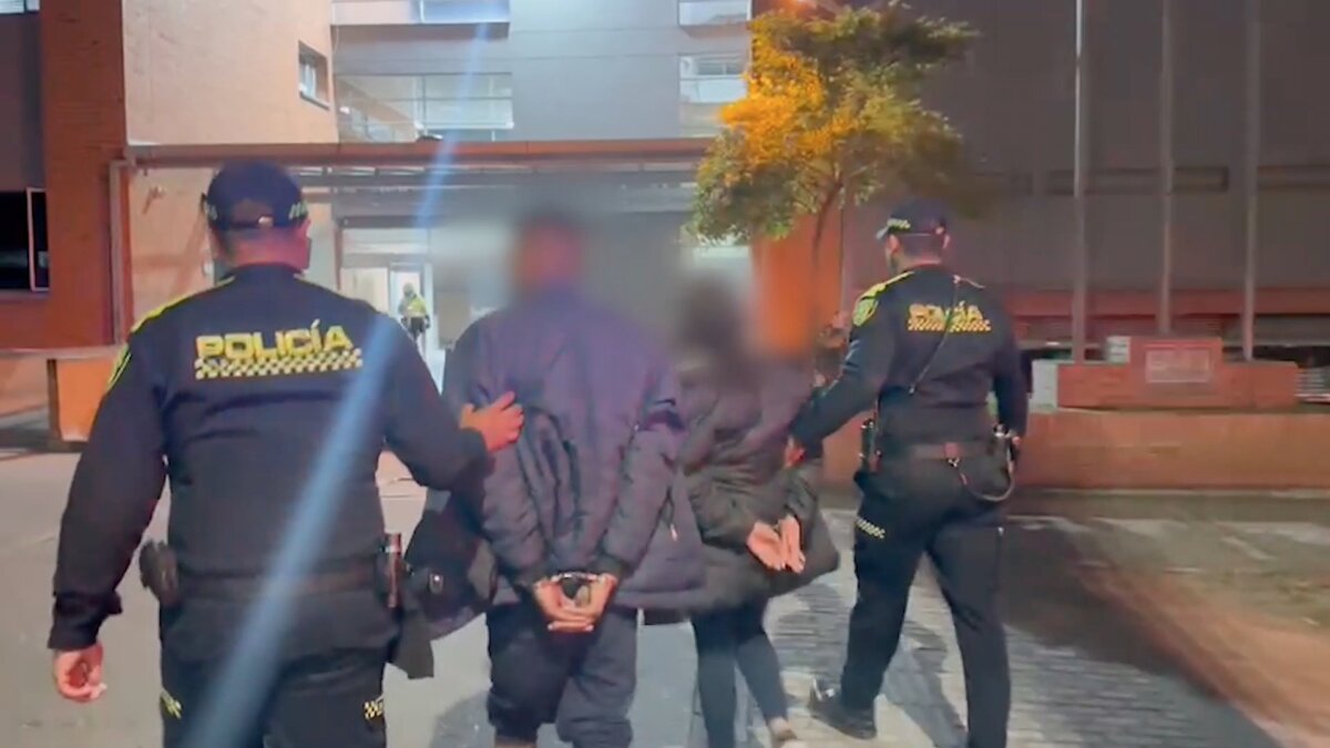 Policía capturó a dos pillos mientras trataban de robar un carro en Puente Aranda Dos pillos intentaron hacer de las suyas en el barrio Santa Rita de la localidad de Puente Aranda cuando trataron robarse un carro de alta gama a la altura de la Carrera 40 con Calle 29 sur; sin embargo, el hurto no fue llevado a cabo gracias a que la comunidad se dio cuenta de lo sucedido y dio aviso a las autoridades.