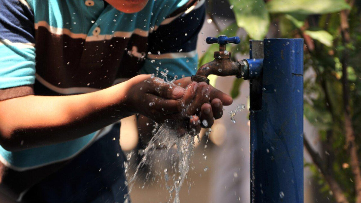 Póngale cuidado a los cortes de agua de mañana 5 Póngale cuidado a los cortes de agua de mañana Debido a obras de reparación y mantenimiento de las redes de distribución de agua en algunos sectores de la ciudad y para garantizar el suministro continuo a toda la ciudadanía, la Empresa de Acueducto y Alcantarillado de Bogotá (EEAB), suspenderá temporalmente el servicio en diferentes puntos.