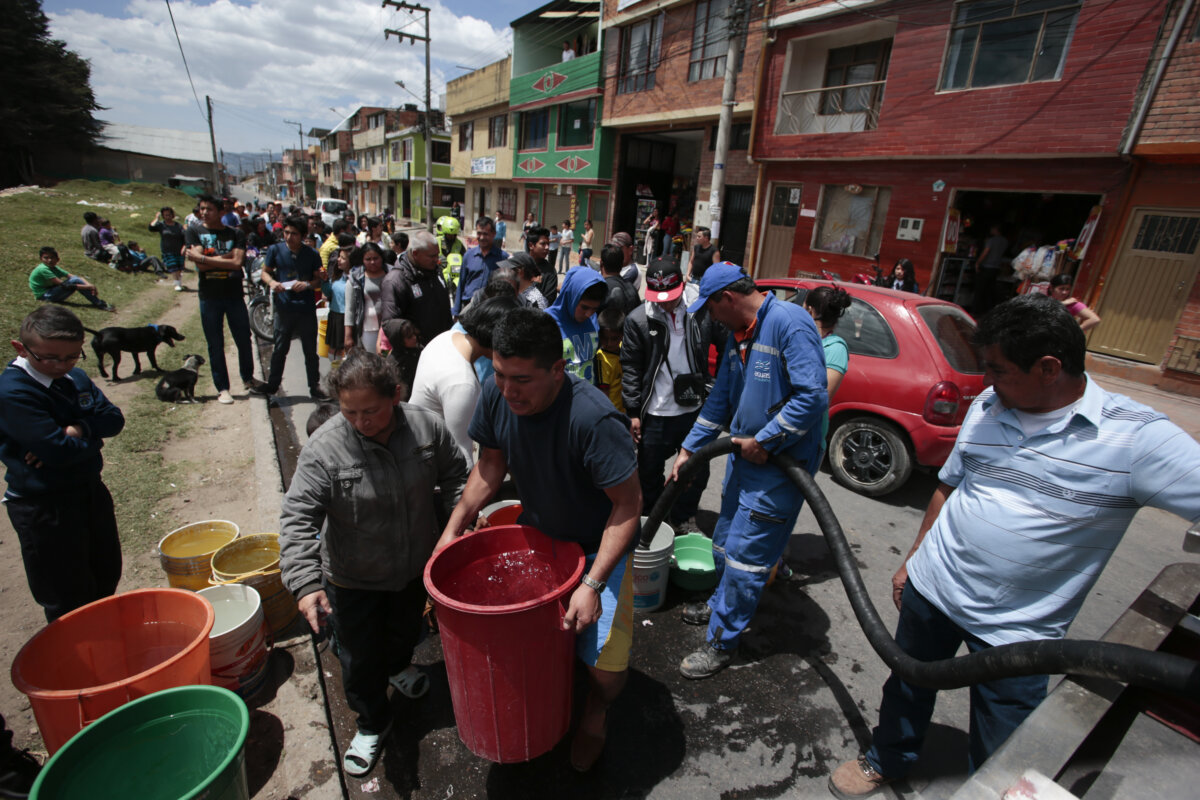 Póngale cuidado a los cortes de agua de mañana 1 Póngale cuidado a los cortes de agua de mañana Debido a obras de reparación y mantenimiento de las redes de distribución de agua en algunos sectores de la ciudad y para garantizar el suministro continuo a toda la ciudadanía, la Empresa de Acueducto y Alcantarillado de Bogotá (EEAB), suspenderá temporalmente el servicio en diferentes puntos.
